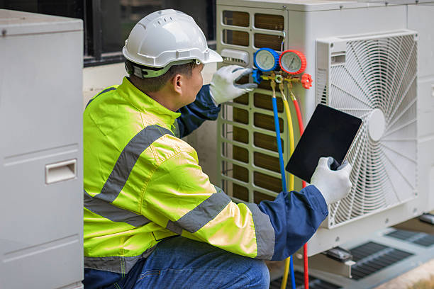 Professional Hvac technician working in Great Lakes, IL